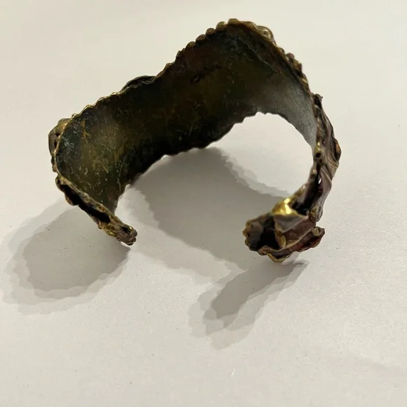 Antique-Style Bronze Tone Seashell Cuff Bracelet - Picture 4 of 6